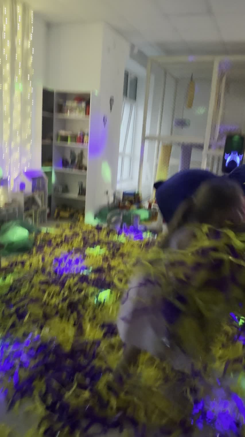Відео: паперове шоу під дискотечні вогні