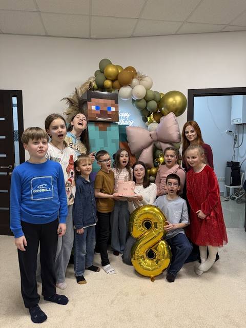 Гості свята з цифрою 8 із кульок біля фотозони