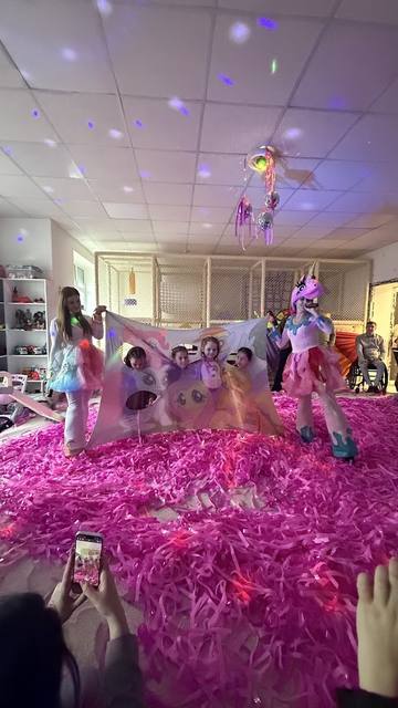 Паперове шоу та фото на памʼять на дні народження