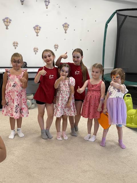 Діти з аквагримом після шоу-програми
