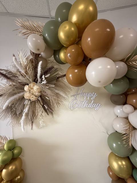 Декор із кульок і сухоцвітів з написом Happy Birthday